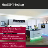 Moderne weiße Küche mit LED-Beleuchtung unter Schränken und Kücheninsel, LED Lichtsystem