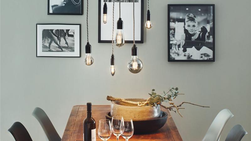 Pendelleuchten für Restaurants, Bars & Cafés Pendelleuchten über einem gedeckten Tisch