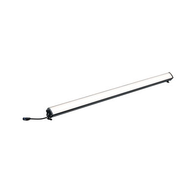 Lange LED-lamp met zwarte aluminium behuizing en witte diffuser voor moderne binnenverlichting