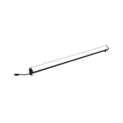 Lange LED-Leuchte mit schwarzem Aluminiumgehäuse und weißem Diffusor für moderne Innenbeleuchtung