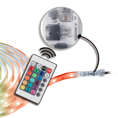 Bande LED RGB avec télécommande blanche et gros plan sur composants électroniques pour changement de couleur.