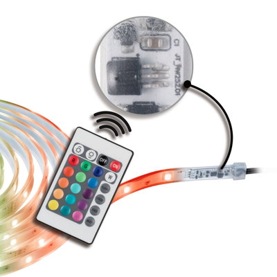 Bande LED RGB avec télécommande blanche et gros plan sur composants électroniques pour changement de couleur.
