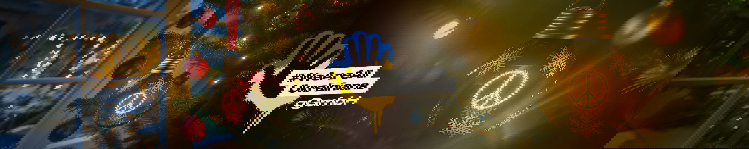 Weihnachtliche Dekoration mit roten Kugeln und Lichterketten an einem Tannenbaum im warmen Licht