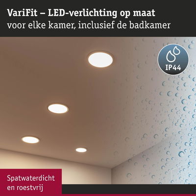 Vier ronde witte LED-inbouwspots in plafond, spatwaterdicht IP44 geschikt voor badkamerverlichting