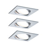 Drei quadratische Einbaustrahler aus gebürstetem Aluminium in Silber mit warmweißem LED-Licht.