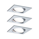 Drei quadratische Einbaustrahler aus gebürstetem Aluminium in Silber mit warmweißem LED-Licht.