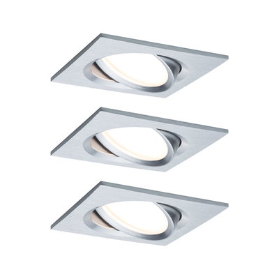Drei quadratische Einbaustrahler aus gebürstetem Aluminium in Silber mit warmweißem LED-Licht.
