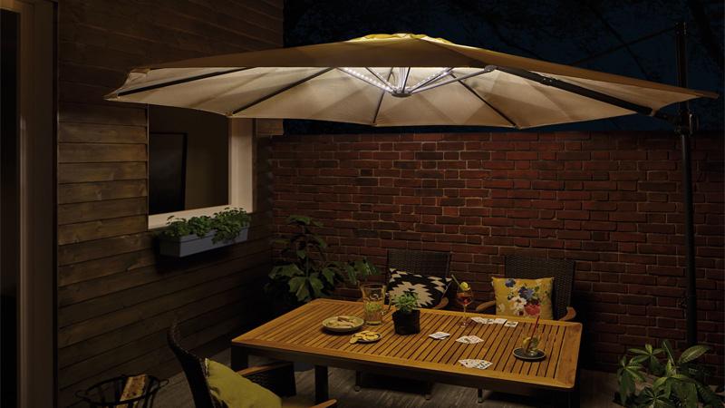 Beleuchtung am Sonnenschirm erzeugt eine gemütliche Atmosphäre. Paulmann LED-Stripes leuchten an einem Sonnenschirm.