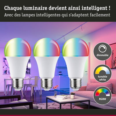 Trois ampoules LED RGBW dimmables avec blanc réglable dans un salon moderne à éclairage coloré