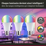 Trois ampoules LED RGBW dimmables avec blanc réglable dans un salon moderne à éclairage coloré