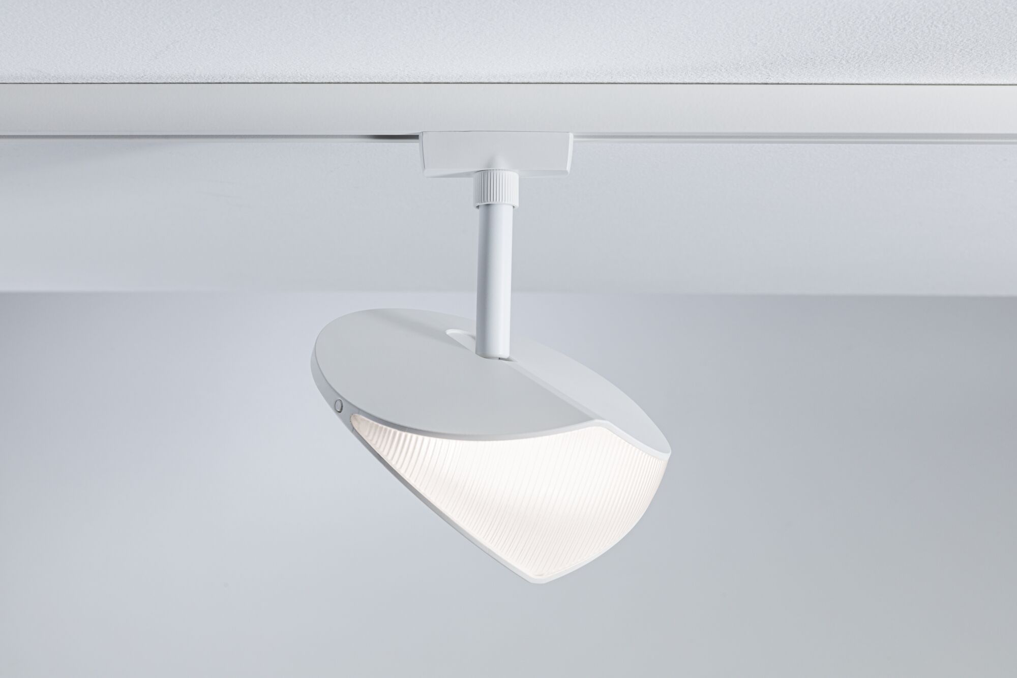 Moderner weißer LED-Deckenstrahler aus Kunststoff mit schwenkbarem Leuchtkopf für Wohnräume
