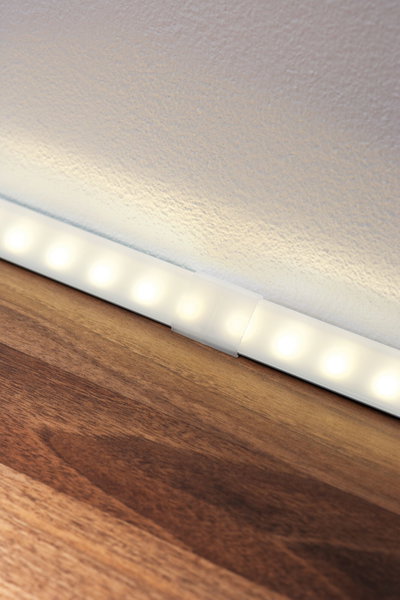Weiße LED-Lichtleiste mit warmweißem Licht auf Holzoberfläche für moderne Raumbeleuchtung