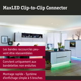 Cuisine moderne avec éclairage LED blanc sous les meubles et lumière verte au sol pour ambiance