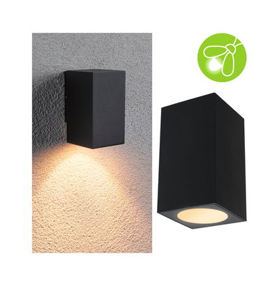 Zwarte rechthoekige buitenwandlamp van metaal met warm wit LED-licht en energiebesparend symbool