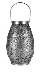 Lanterne en métal argenté avec motif fin et anse pour éclairage d'ambiance décoratif.