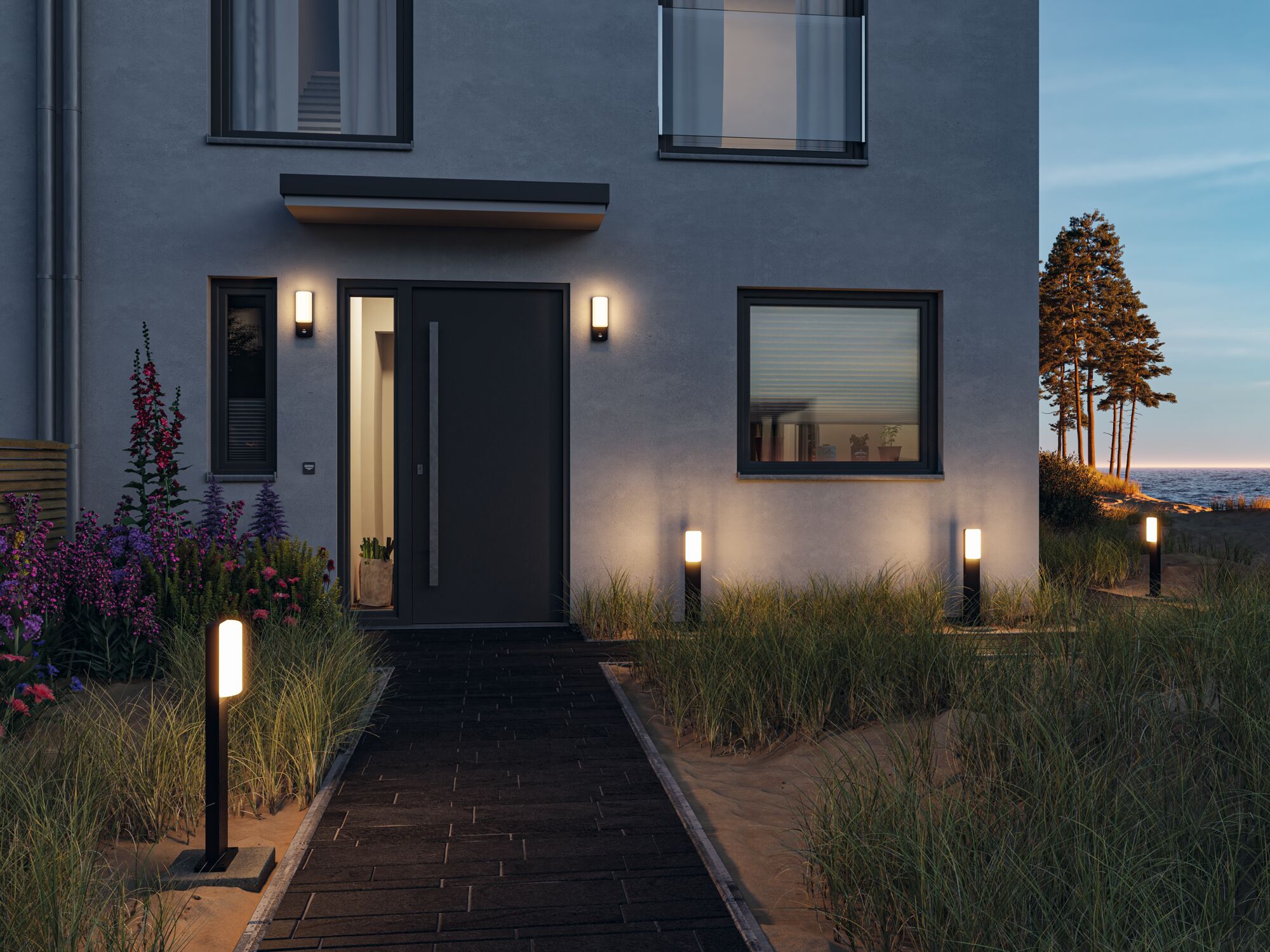 Moderne Außenbeleuchtung mit schwarzen LED-Wandleuchten und Pollerleuchten am Hauseingang bei Dämmerung
