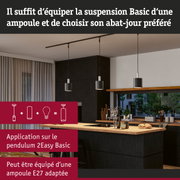 Suspensions noires modernes en métal dans une cuisine avec plan de travail en bois et vue sur fenêtre