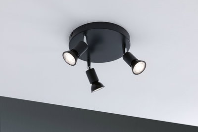 Sort loftlampe med tre justerbare metalspots til målrettet belysning.