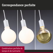 Trois suspensions blanches avec différentes formes d'ampoules sur fond sombre