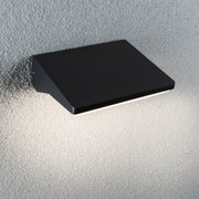 Schwarze Wandlampe aus Metall mit modernem Design an strukturierter grauer Wandbeleuchtung