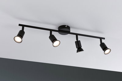 Plafonnier noir avec quatre spots métalliques réglables pour un éclairage moderne.