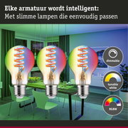 Drie dimbare RGBW LED-lampen met instelbaar wit licht in een moderne woonruimte