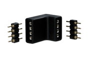 Zwarte kunststof hoekconnector met metalen pinnen voor LED-lichtstrips, elektrisch aansluitingsdeel.