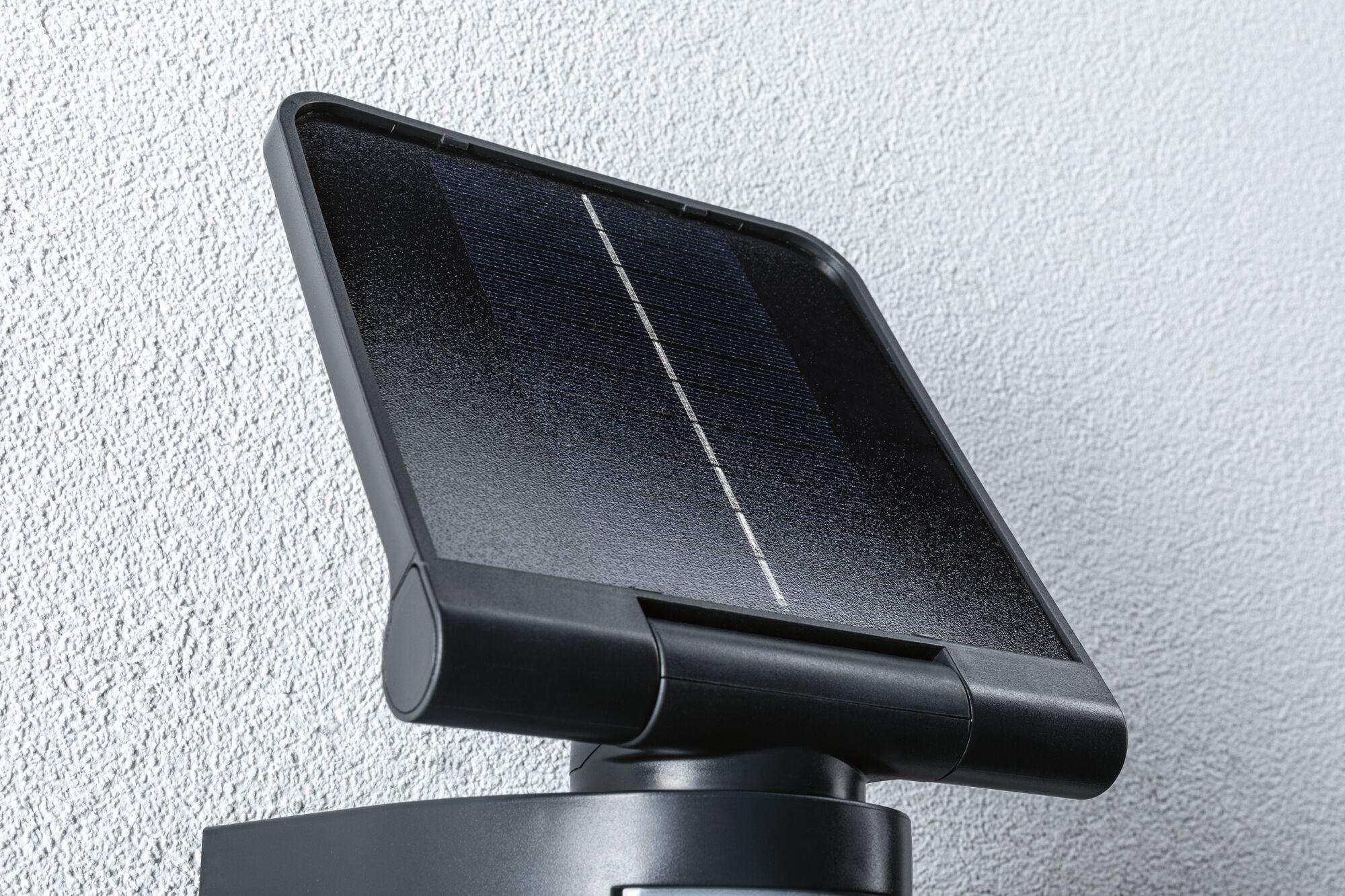 Schwarzes Solarpanel mit Kunststoffrahmen an Wand montiert für nachhaltige Beleuchtungslösung