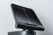 Schwarzes Solarpanel mit Kunststoffrahmen an Wand montiert für nachhaltige Beleuchtungslösung