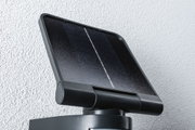 Schwarzes Solarpanel mit Kunststoffrahmen an weißer Wand montiert für nachhaltige Energiegewinnung