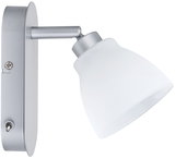 Moderne wandlamp van zilverkleurig metaal met witte glazen kap voor sfeerverlichting thuis
