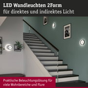 Moderne LED-Wandleuchten 2Form in Weiß für direktes und indirektes Licht an Treppenwand