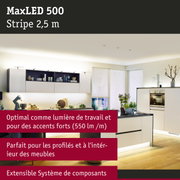 Cuisine blanche moderne avec éclairage LED sous les armoires murales et îlot sur sol en bois