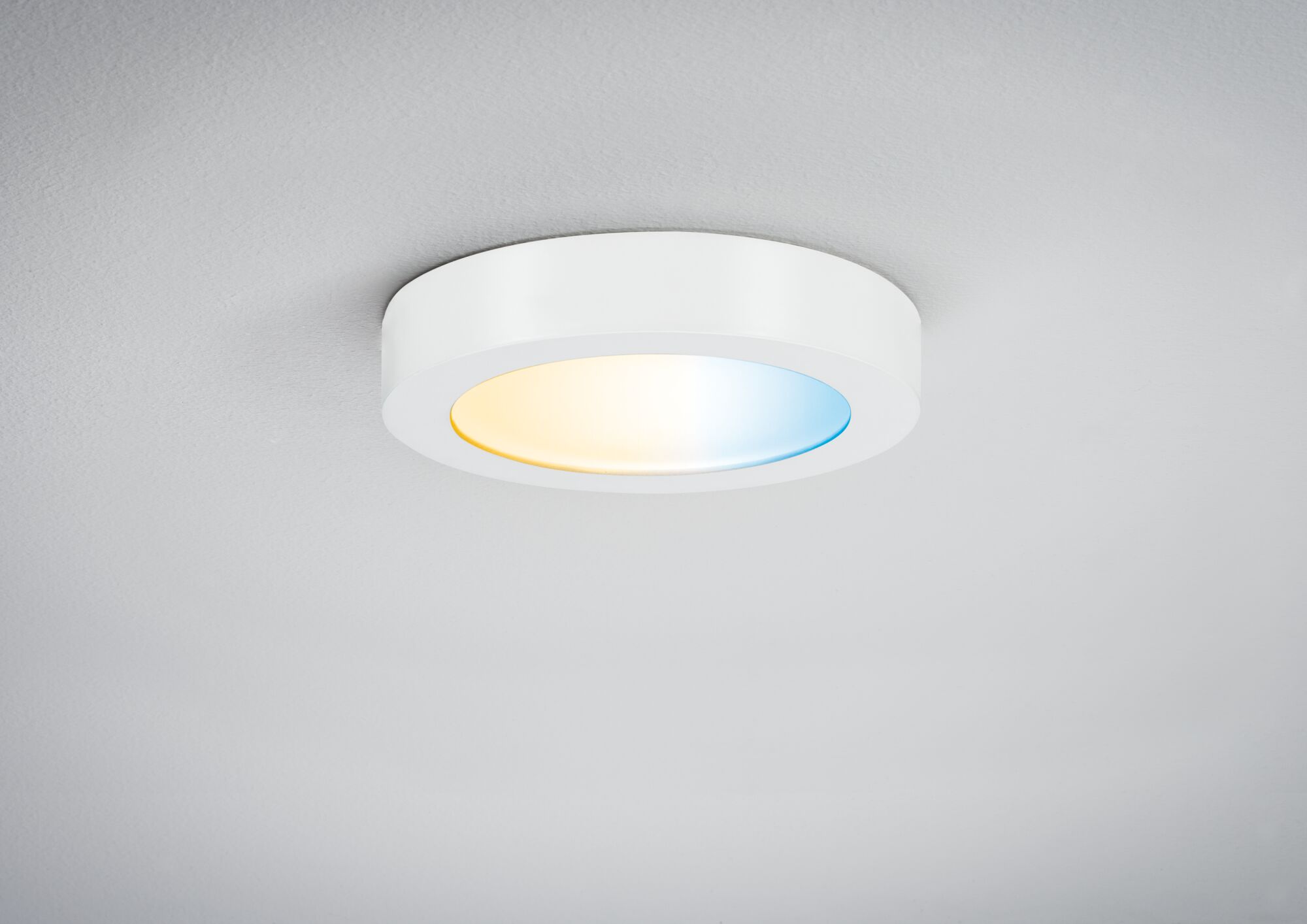 Rund hvid loftslampe med varmt og koldt hvidt lys til moderne rumstemning