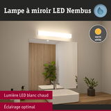 Lampe à miroir LED Nimbus avec lumière blanc chaud au-dessus d'un miroir de salle de bain moderne