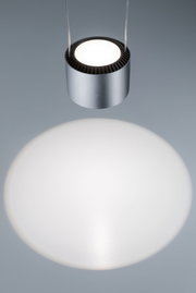 Suspension LED ronde en aluminium argenté avec lumière blanc chaud et design moderne épuré