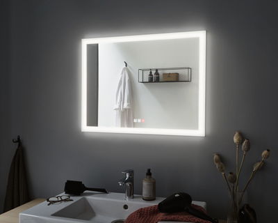 Rechthoekige badkamerspiegel met witte LED-omlijsting voor moderne wandverlichting en badkamerontwerp