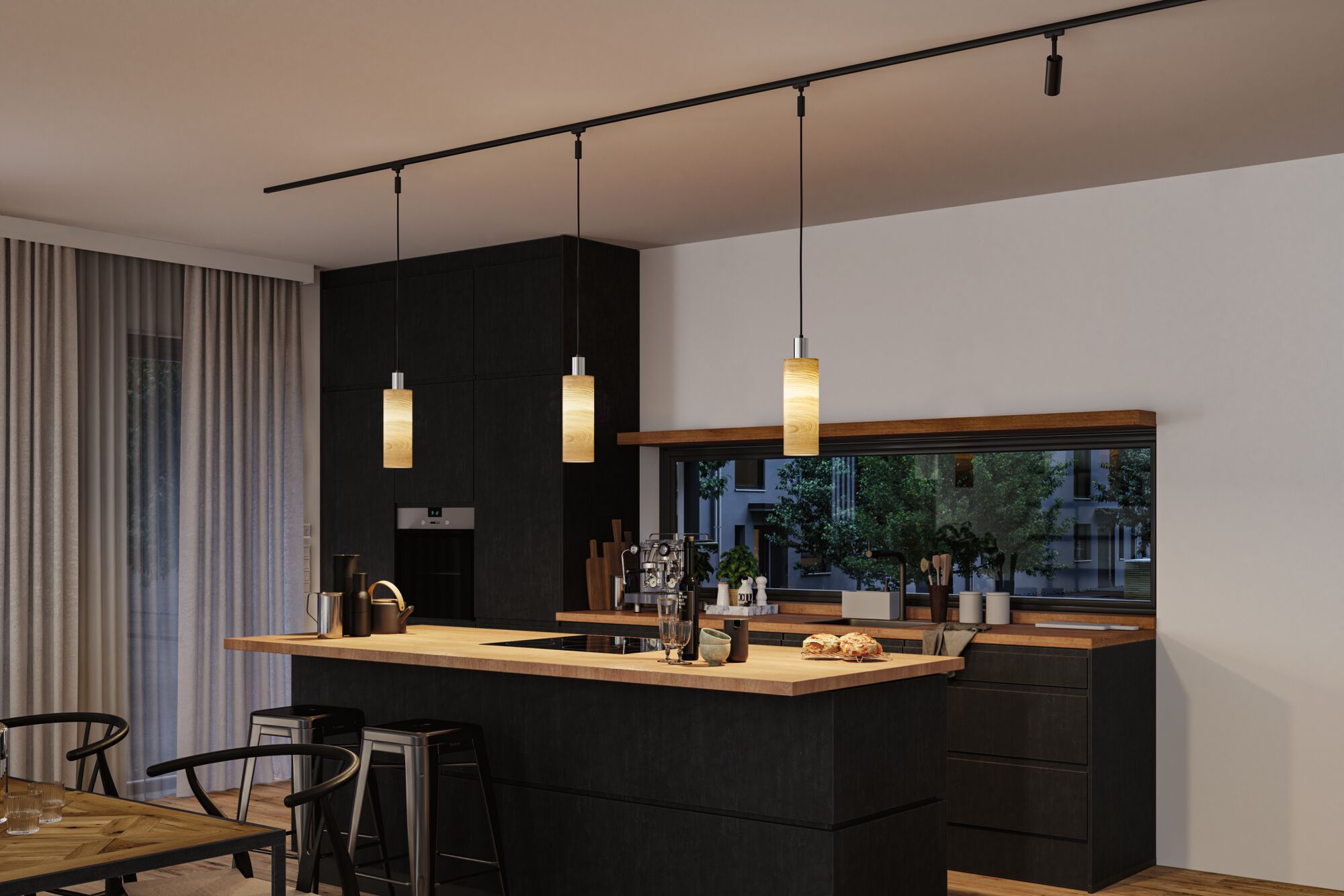 Moderne Küche mit schwarzer Holzoptik, Holzarbeitsplatte und drei hängenden Pendelleuchten aus Holz.