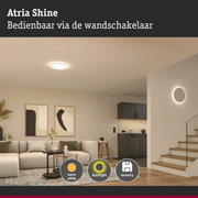 Atria Shine witte LED-plafondlamp met warm wit licht en wandbediening in moderne woonkamer