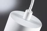 Close-up van witte gestructureerde lampfitting met stoffen kabel voor moderne LED-verlichting