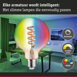 Grote gloeilamp met spiraalvormig LED-filament in moderne eetkamer met dimbare RGBW-verlichting