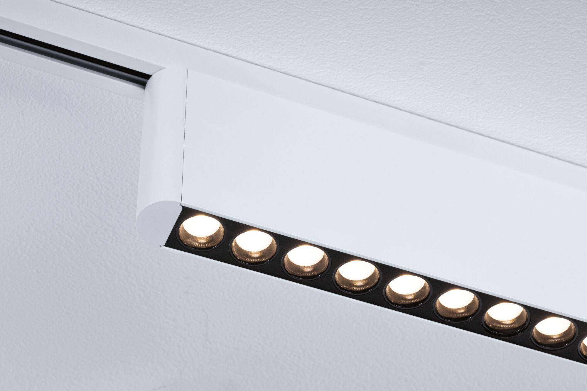 Hvid metal LED-loftspot med flere varm hvide lamper til moderne rumbelysning