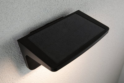 Sort metal solcelle væglampe med integreret solpanel og varmt hvidt LED-lys til udendørs brug