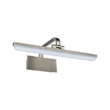 Moderne LED-wandlamp van geborsteld zilverkleurig metaal met witte diffuser voor woonruimtes.