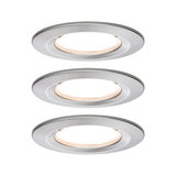 Drie ronde LED-inbouwspots van geborsteld aluminium met warm wit licht voor woonruimtes.