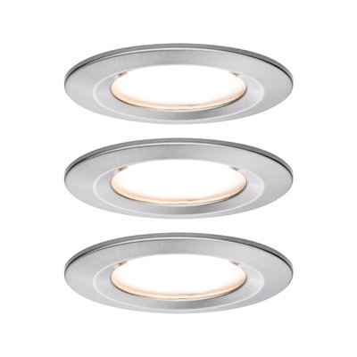 Tre runde LED-indbygningsspots i børstet aluminium med varmt hvidt lys til opholdsrum.