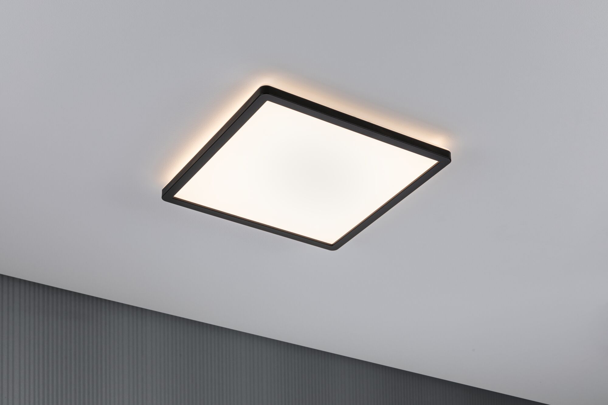 Plafonnier carré avec cadre noir et LED blanc chaud pour un éclairage intérieur moderne.