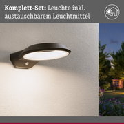 Schwarze Außenwandleuchte mit Bewegungsmelder an weißer Wand bei Dämmerung für Gartenbeleuchtung