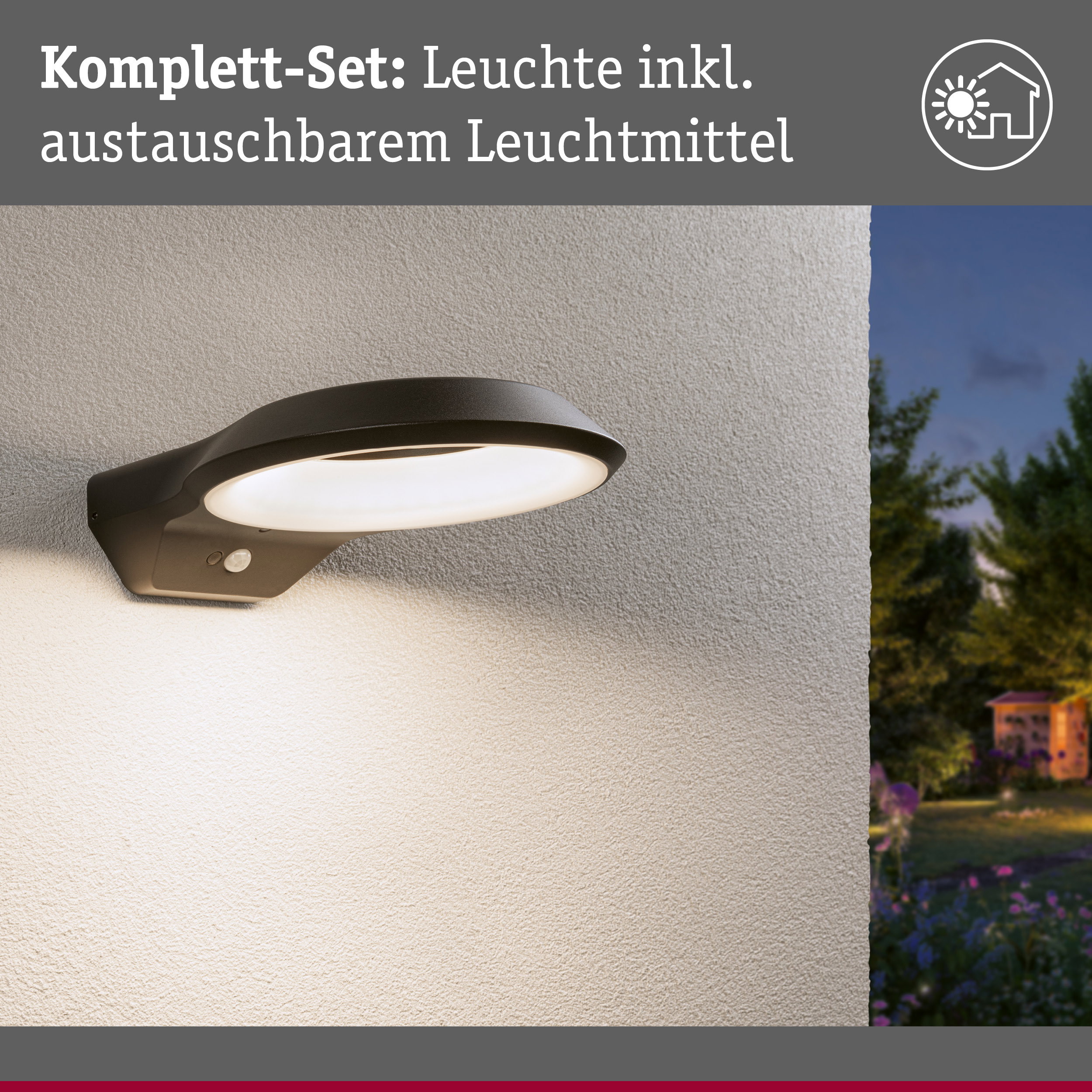 Schwarze Außenwandleuchte mit Bewegungsmelder an weißer Wand bei Dämmerung für Gartenbeleuchtung