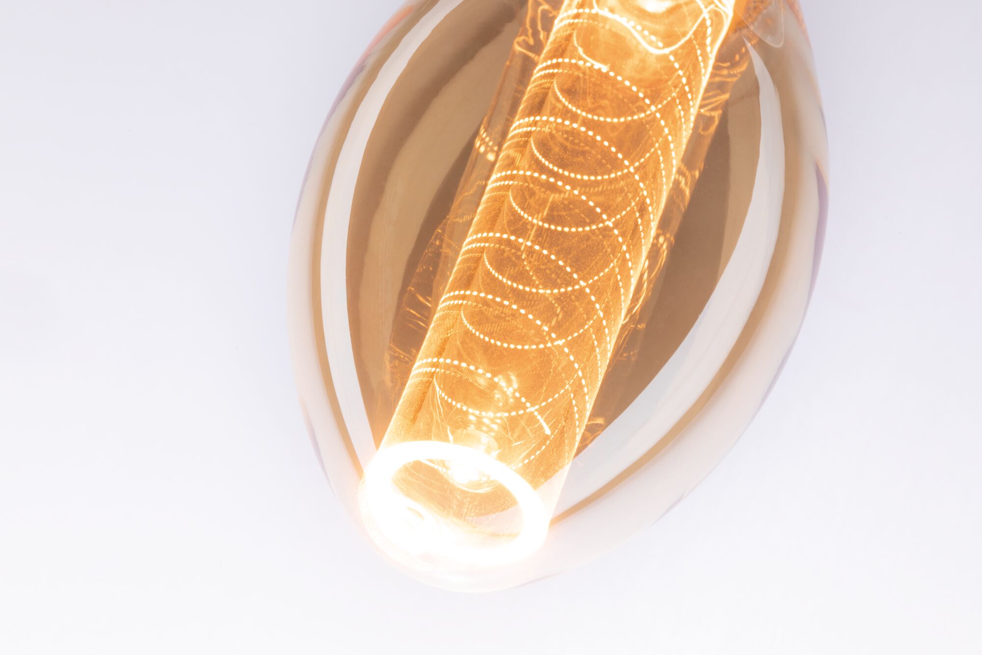 Close-up van warmwitte LED-lamp met decoratief glas en spiraalpatroon voor sfeerverlichting thuis